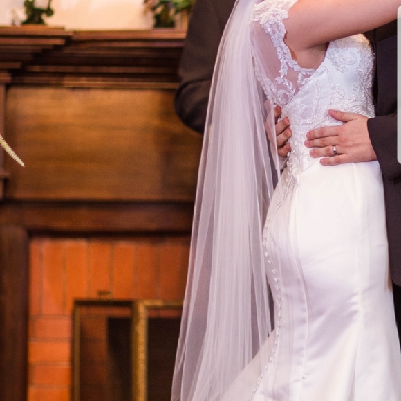 Wedding dress - Picture 2 of 8